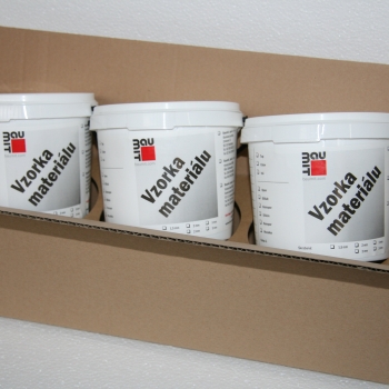 Vzorky fasádnej omietky alebo farby vo vedierku
