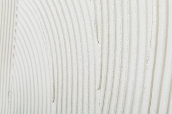 Zarovnaná lepiaca stierka zubovým hladidlom Zarovnaná lepiaca stierka zubovým hladidlom