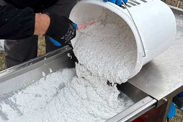 Naplnenie stroja omietkou Baumit Top SpeedMaster Naplnenie stroja omietkou Baumit Top SpeedMaster