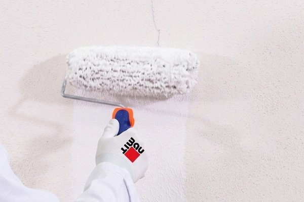 Nanášanie penetračného náteru s vláknami Baumit FillPrimer Nanášanie penetračného náteru s vláknami Baumit FillPrimer